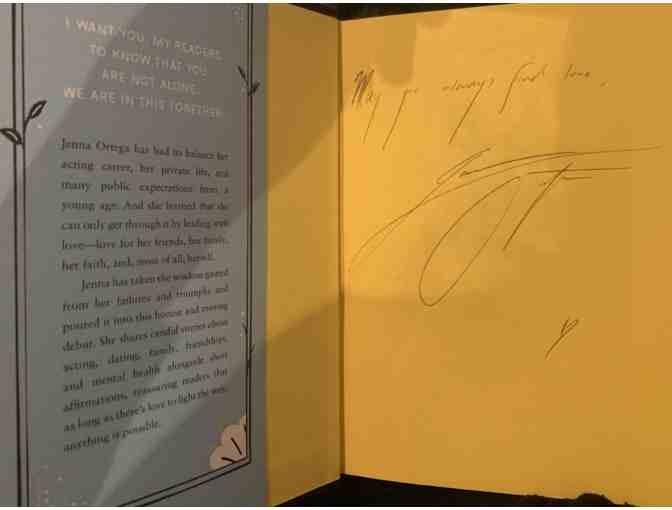 Jenna Ortega signed book - Photo 3