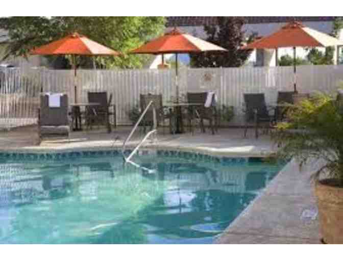 2 Night Jacuzzi Suite BW Plus Staycation w/2 Tickets to Firelight Barn Theatre! - Photo 4