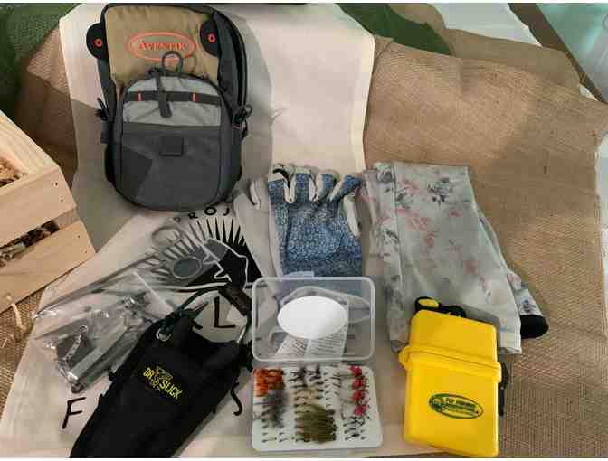 a Gift Box with assorted Fly Fishing Equiment - Photo 2
