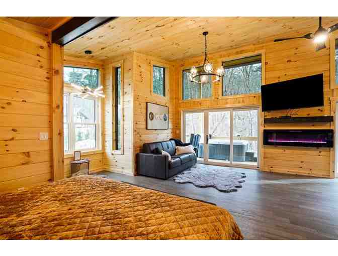 Enjoy 4 nights LUXURY GLASS House Cabin Hocking Hills, Ohio + $100 Food Credit