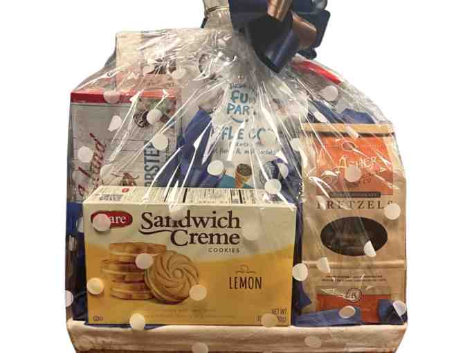 A Gourmet Gift Basket from Dave's Marketplace (I)