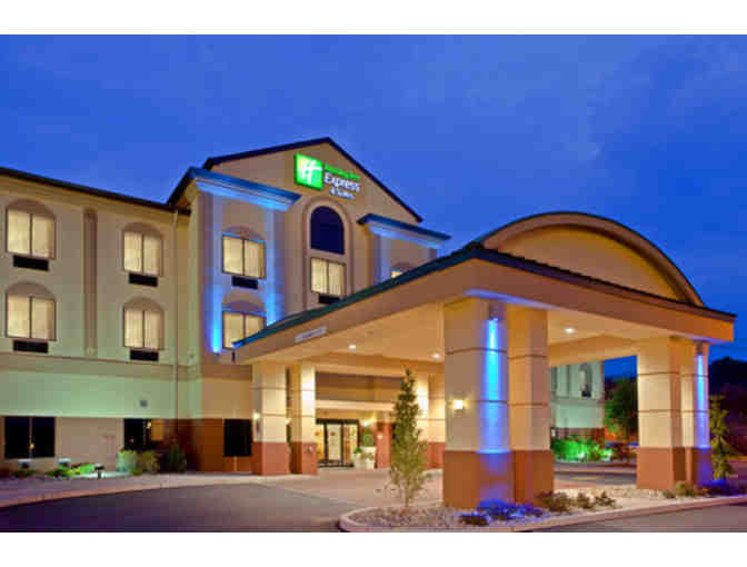 1 Night Stay at The Holiday Inn Exp. in Newton PLUS Lunch Or Dinner for 2 at Applebee's - Photo 4