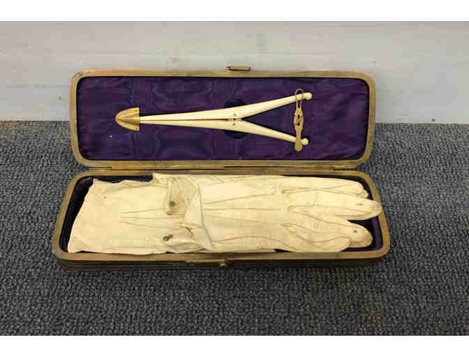 Antique glove box with Stretcher and two sets of gloves from 1870s - Photo 1
