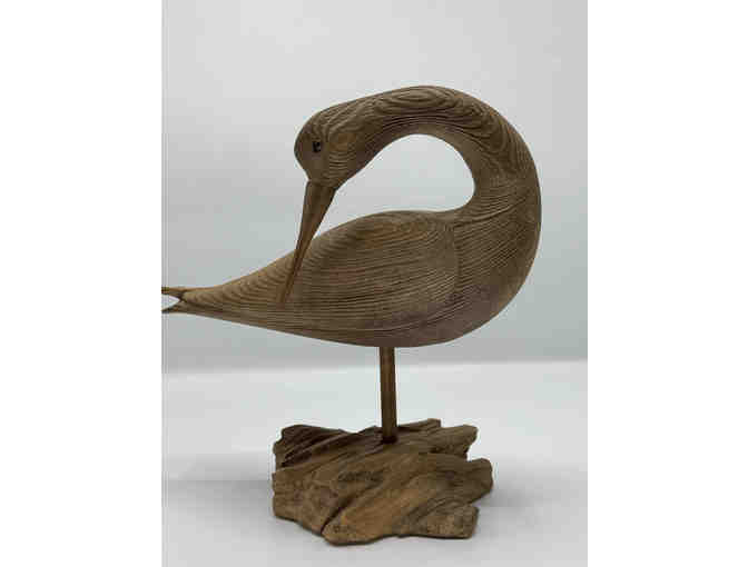 Carved shore bird on driftwood - Photo 1