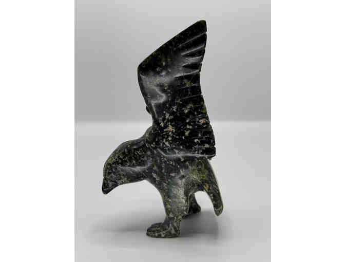 Carved eagle in serpentine - Inuit possible Kinngait (Cape Dorset)