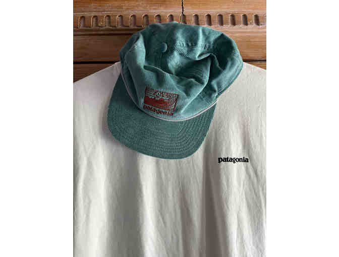 Patagonia T-shirt and corduroy hat - Photo 1